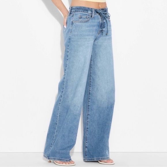 Wild Fable Low Rise Baggy Jeans Light wash size 6 Short - Picture 2 of 7